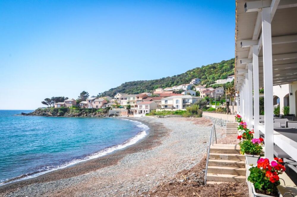 Vue sur plage et maisons côtières.