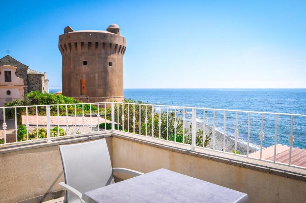Vue sur mer et tour depuis la terrasse.