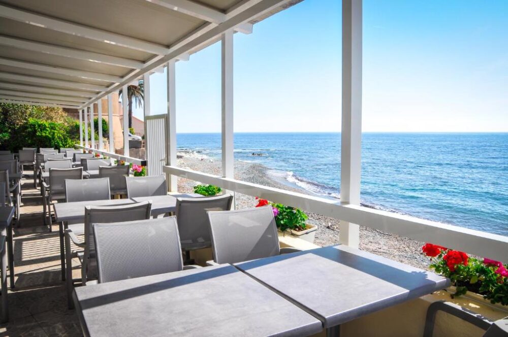 Terrasse avec vue sur la mer Méditerranée.