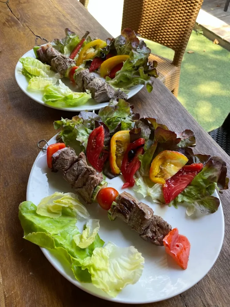 Assiettes de brochettes avec légumes frais.