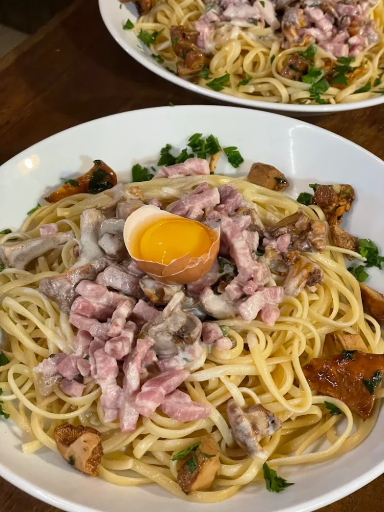 Spaghettis carbonara avec œuf cru sur dessus.