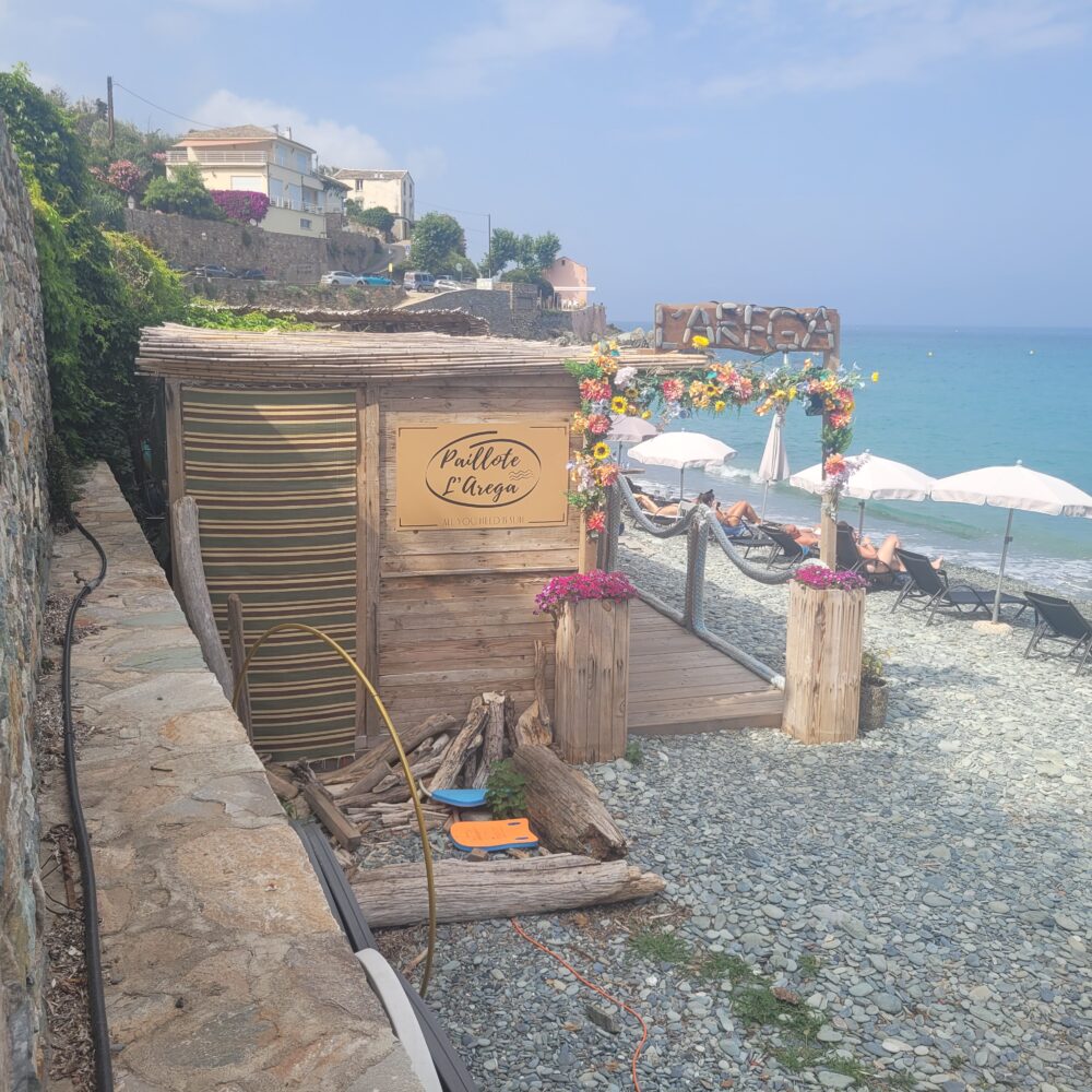 Cabane en bois près de la mer, Corse