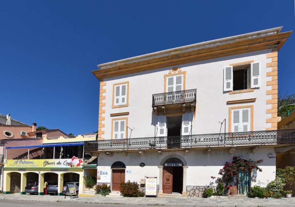 Façade de l'hôtel avec restaurant et bar.