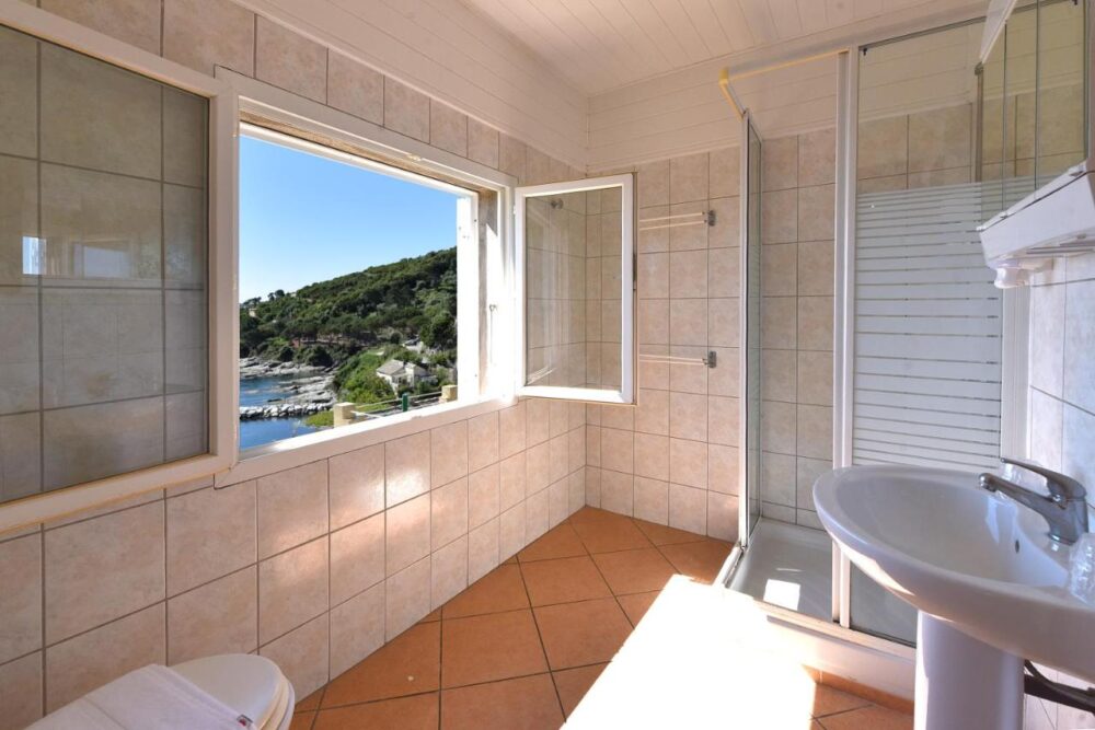 Salle de bain avec vue sur mer