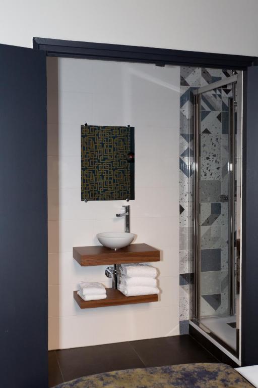 Petite salle de bain moderne avec lavabo et douche