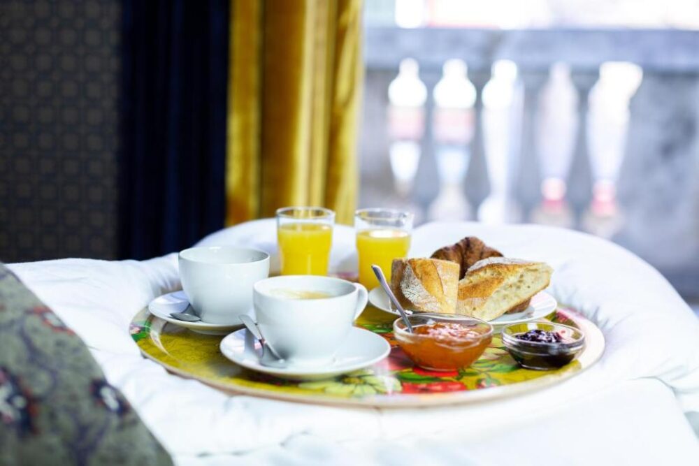 Petit-déjeuner français avec café, jus et croissants