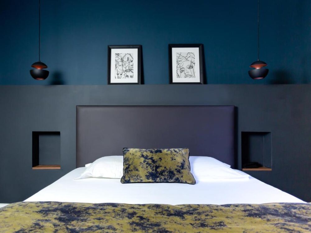 Chambre moderne avec lit et décor minimaliste