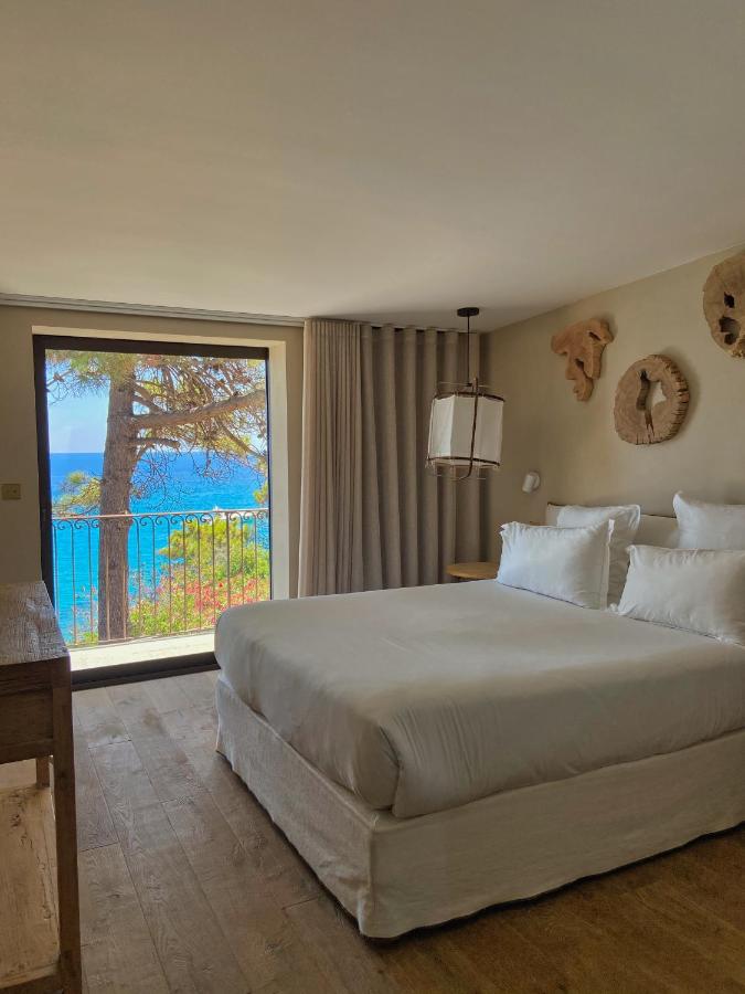 Chambre d'hôtel avec vue sur la mer.