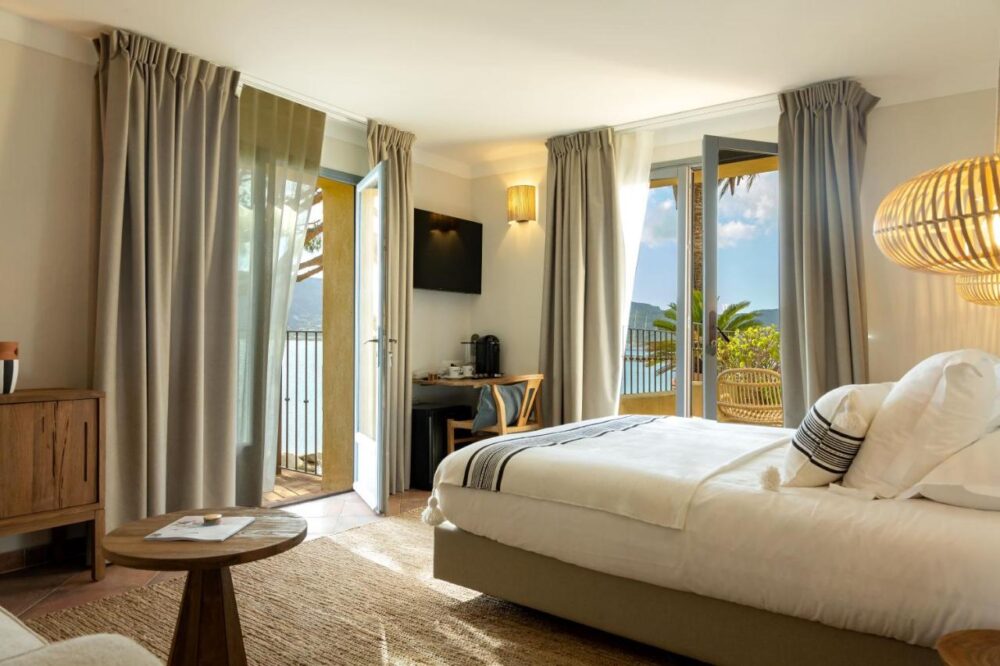 Chambre lumineuse avec vue sur mer.