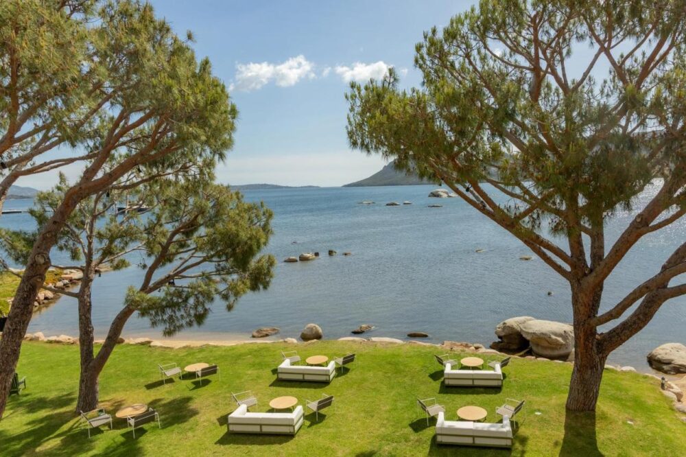 Jardin verdoyant avec vue sur la mer