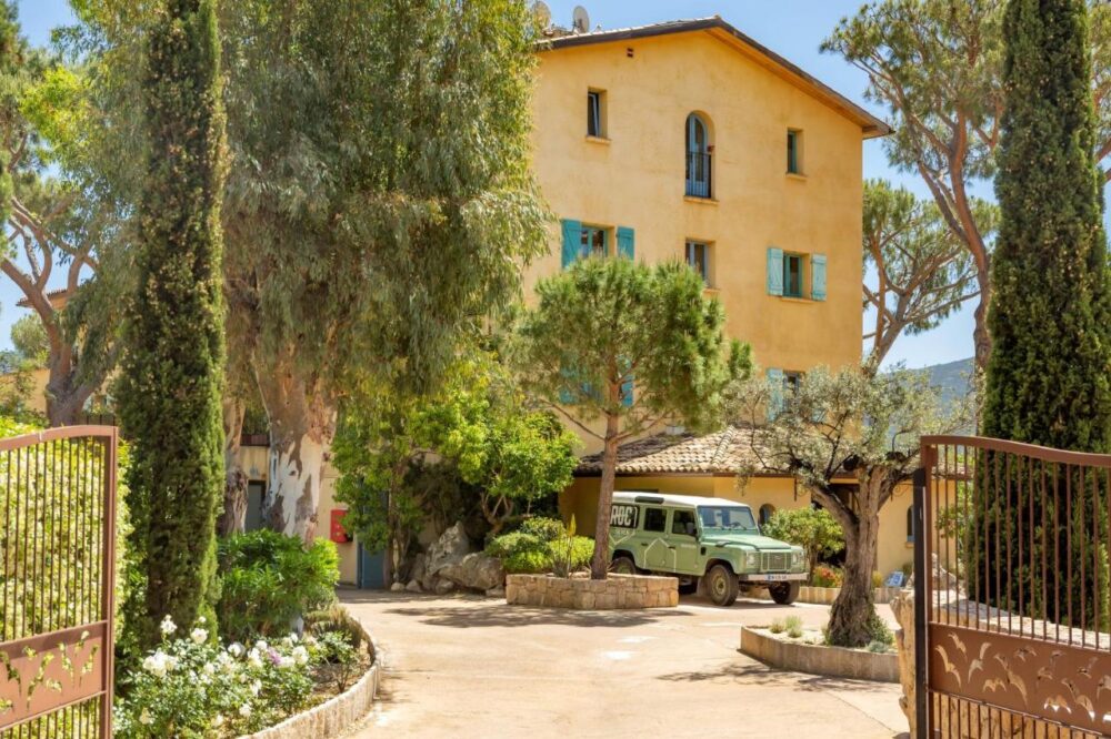 Maison provençale avec jardin et véhicule tout-terrain.