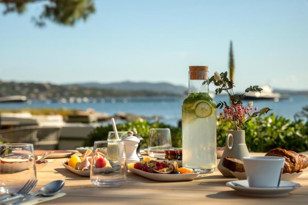 Petit déjeuner avec vue sur la mer.