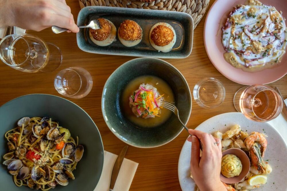 Repas gastronomique varié sur une table.