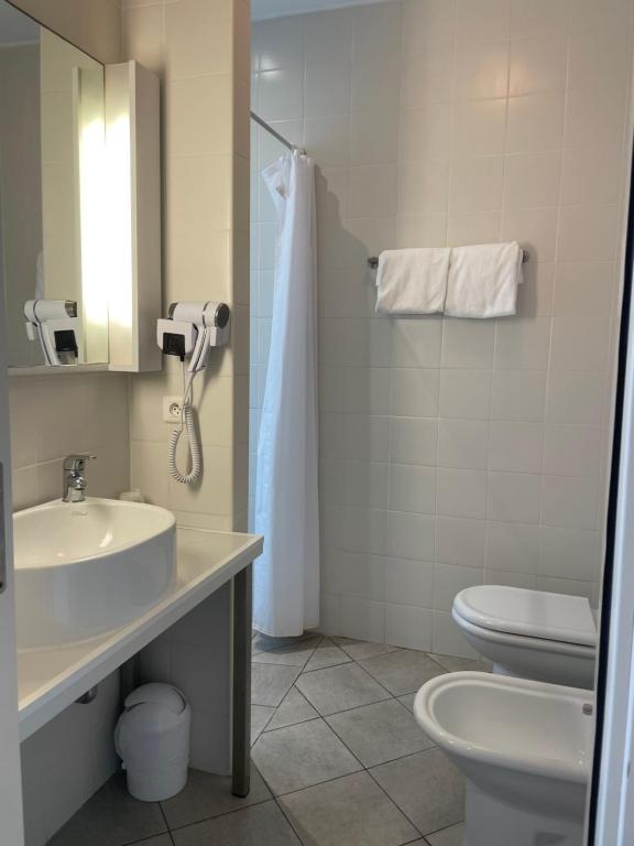 Salle de bain moderne avec lavabo et douche.