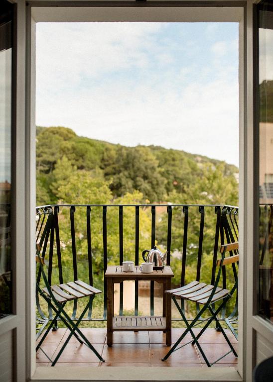 Petit balcon avec deux chaises et table.