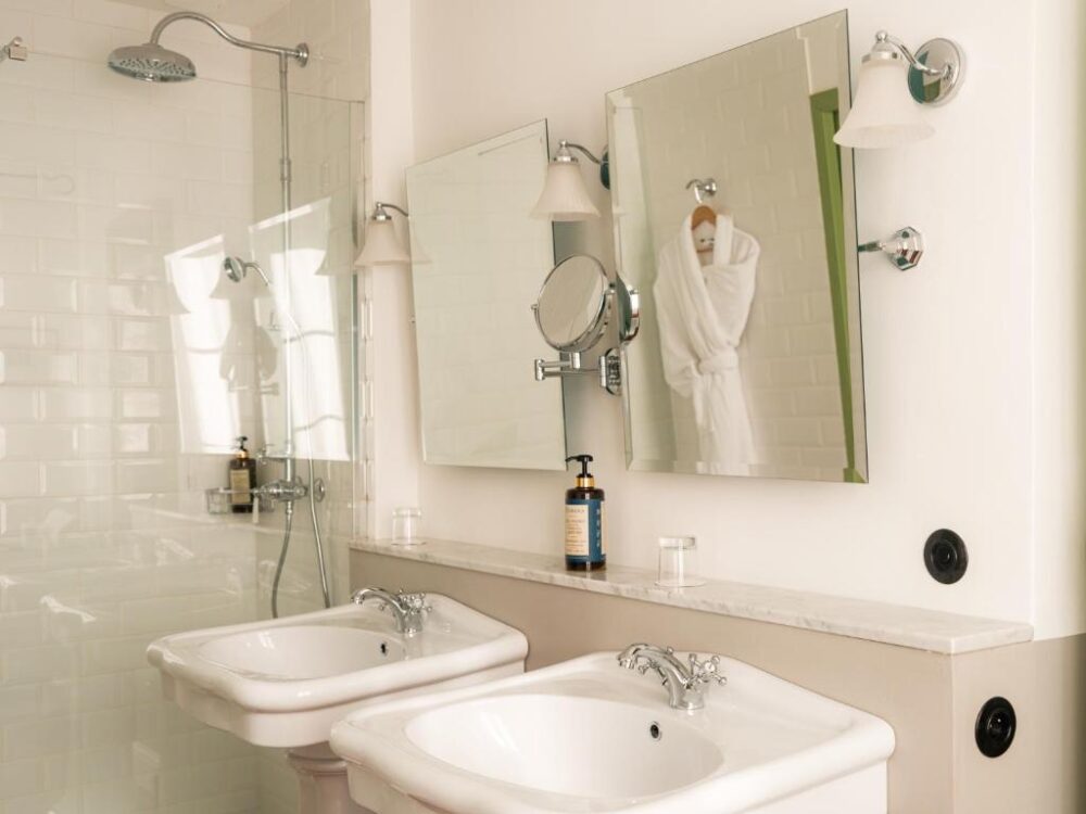 Salle de bain avec lavabo double et miroir.