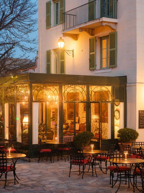 Terrasse de restaurant illuminée en soirée.