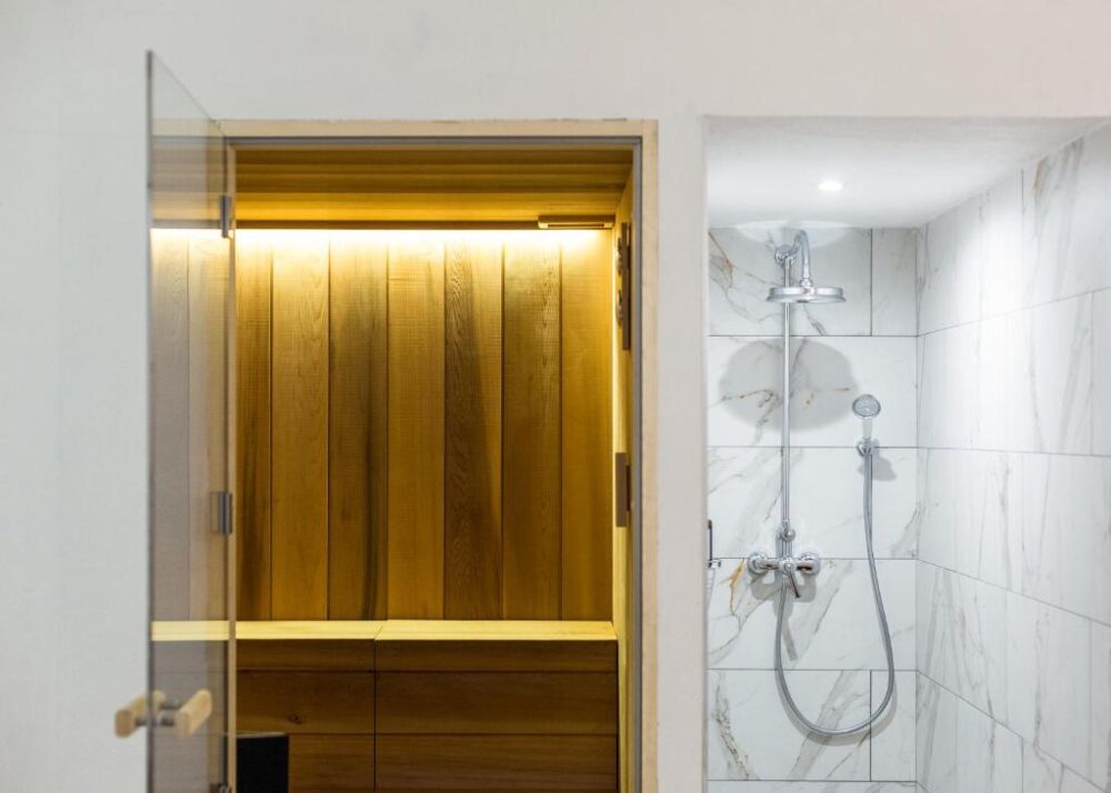 Sauna en bois et douche carrelée moderne.