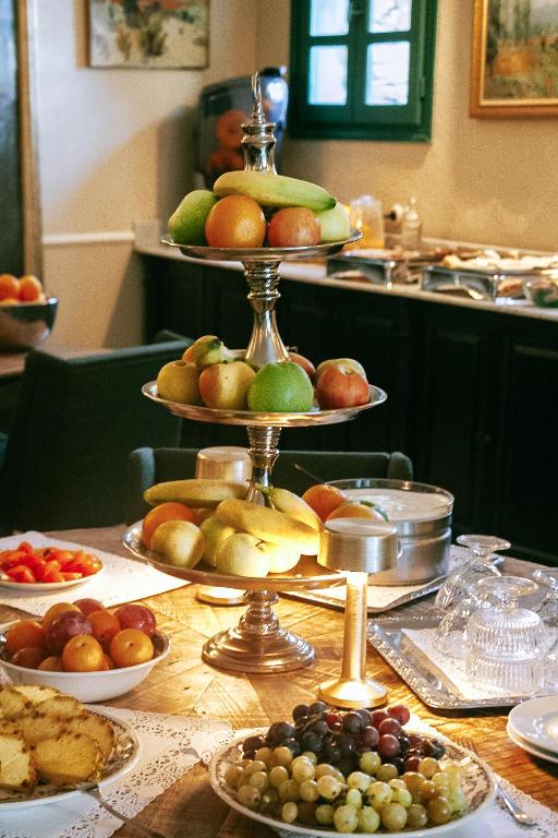 Présentoir à fruits métallisé sur table de salle à manger.