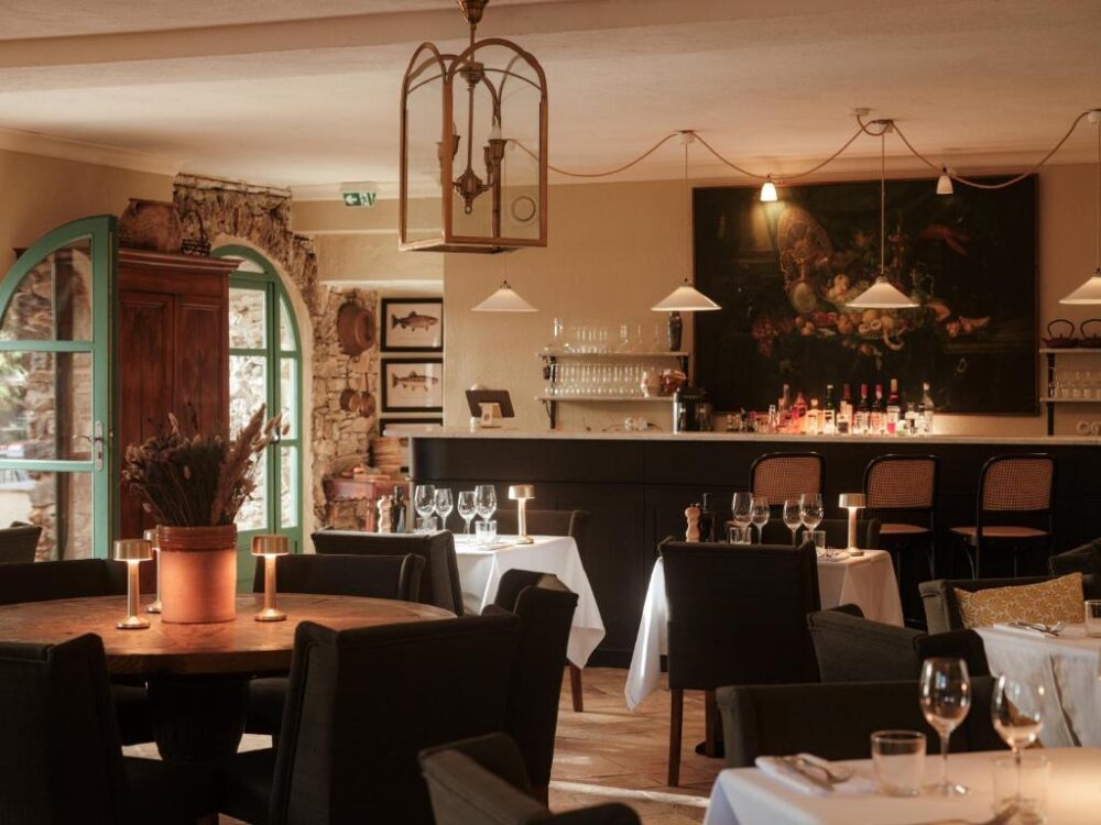 Intérieur élégant de restaurant avec tables dressées.