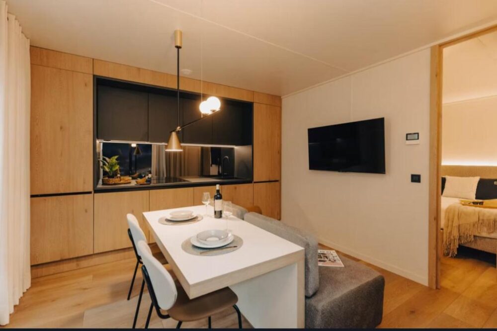 Cuisine moderne avec table à manger et canapé.