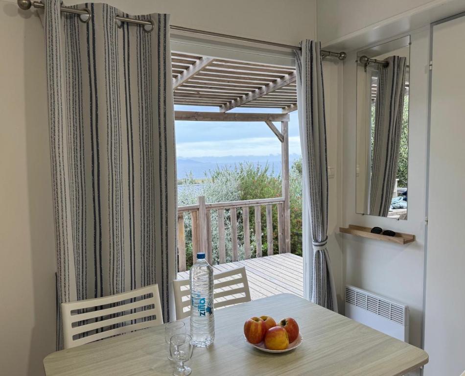 Intérieur avec terrasse vue sur l'extérieur méditerranéen.