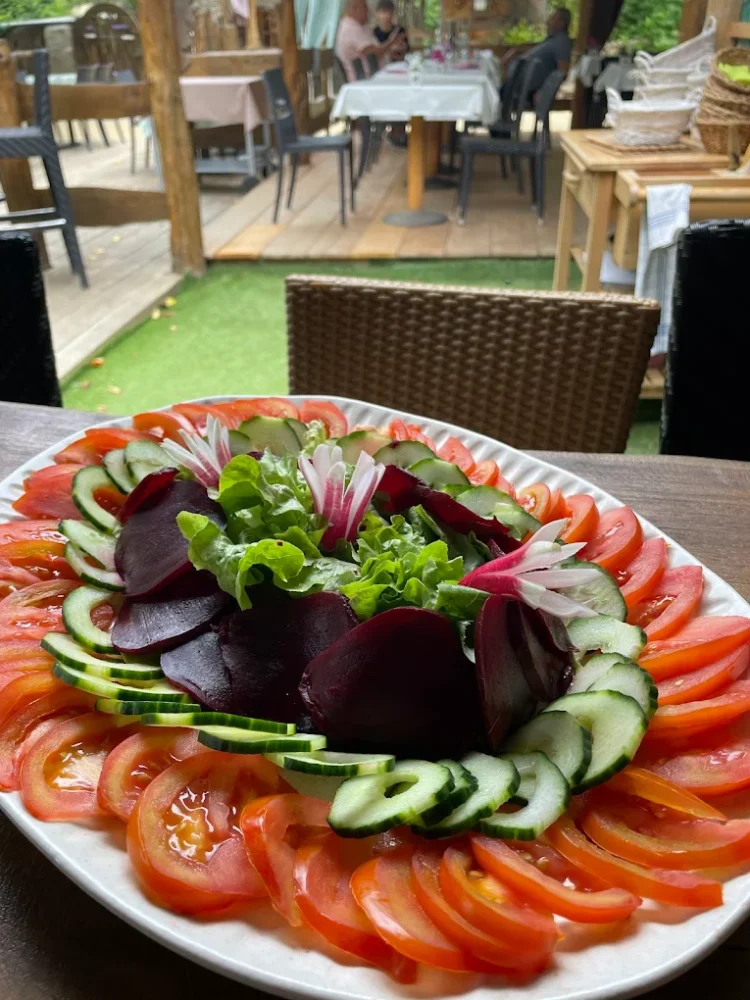 Assiette de légumes frais dans un restaurant.