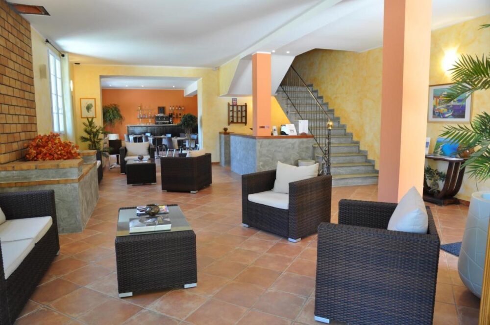 Salon d'hôtel moderne avec mobilier en osier.