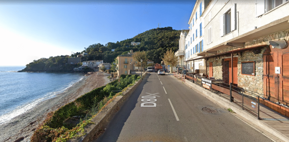 Route côtière avec vue sur la mer