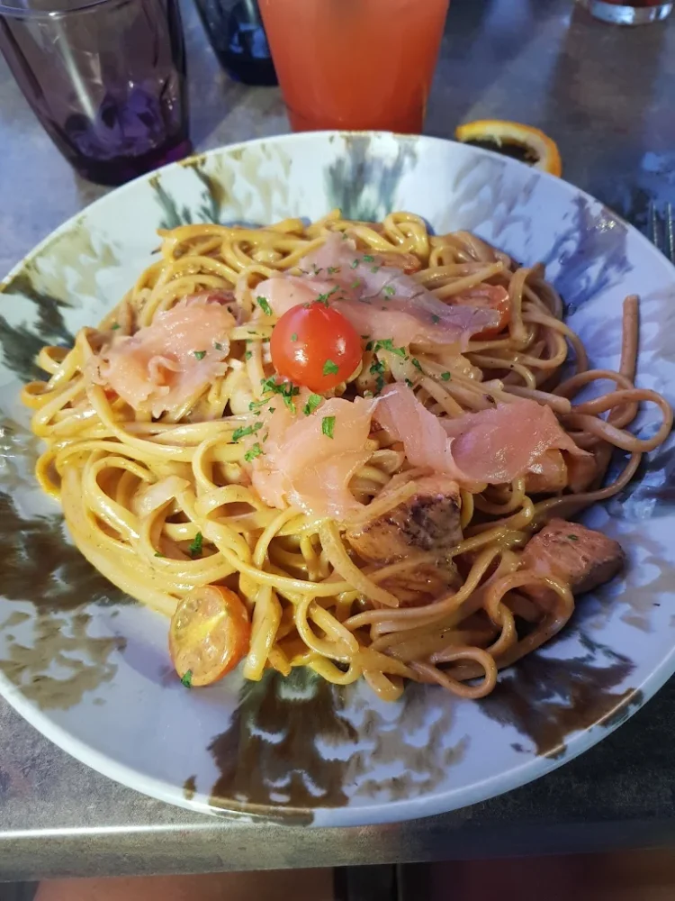Assiette de pâtes au saumon et tomate cerise.