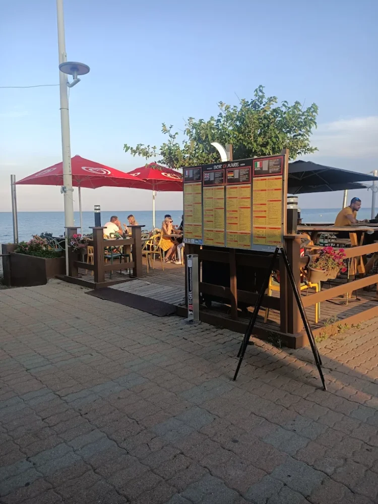 Terrasse en bord de mer avec menu.