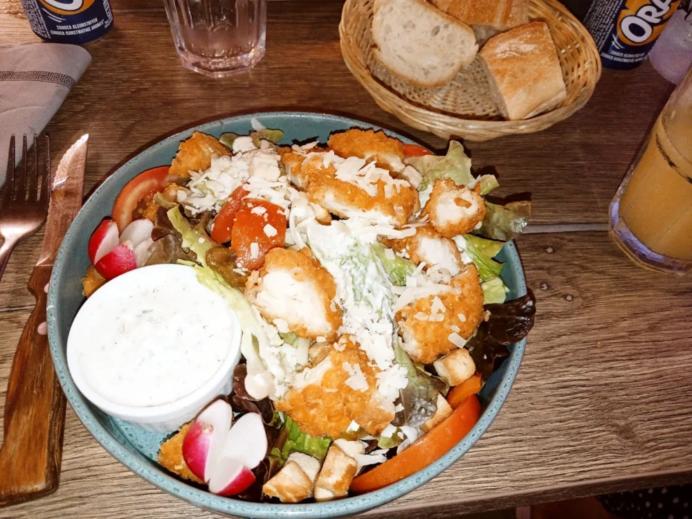 Salade César avec morceaux de poulet pané.