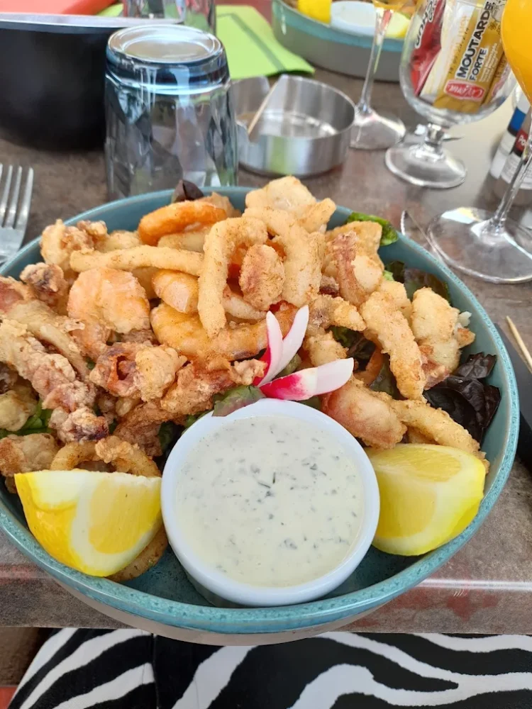 Assiette de fruits de mer frits avec sauce citronnée.