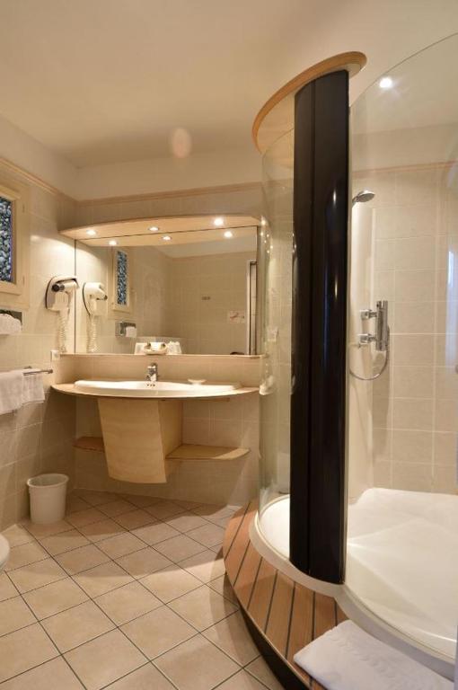 Salle de bain moderne avec douche et lavabo