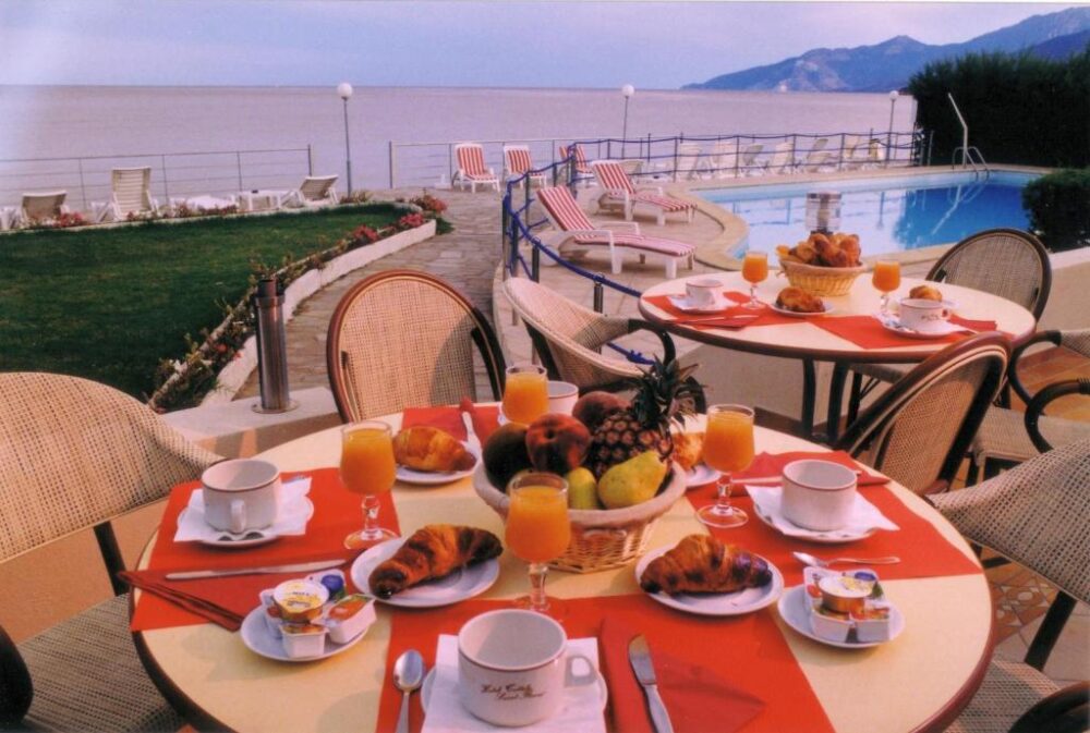 Petit-déjeuner en terrasse face à la mer et piscine