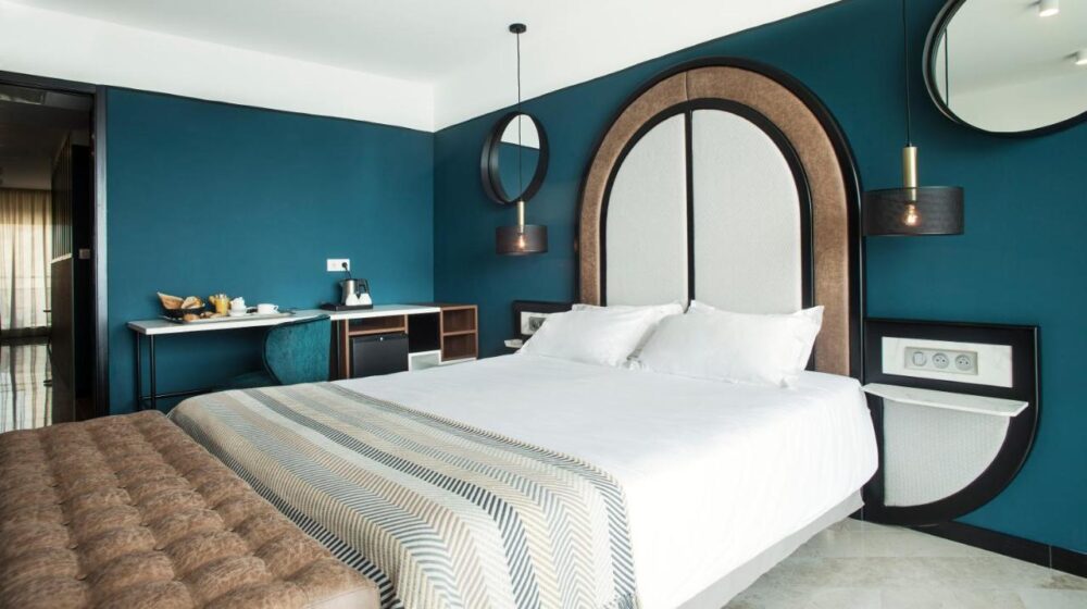 Chambre d'hôtel moderne avec lit double et décoration élégante.