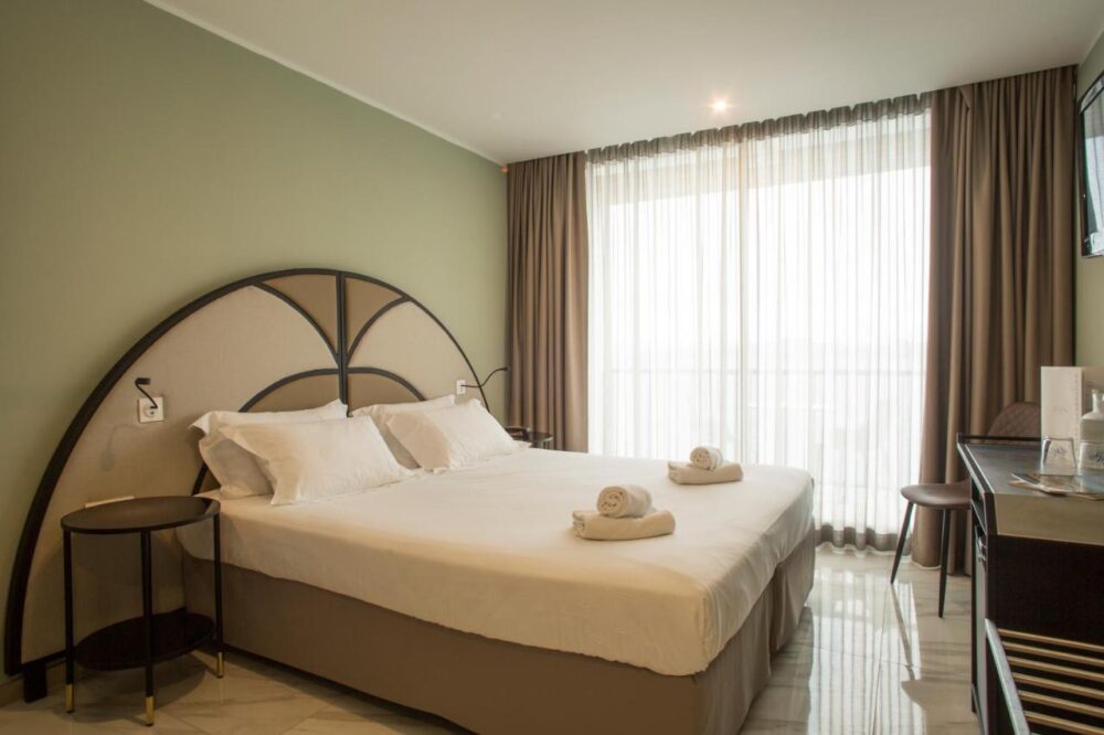 Chambre d'hôtel moderne avec lit double.
