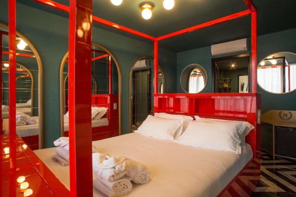Chambre à coucher moderne avec lit rouge.