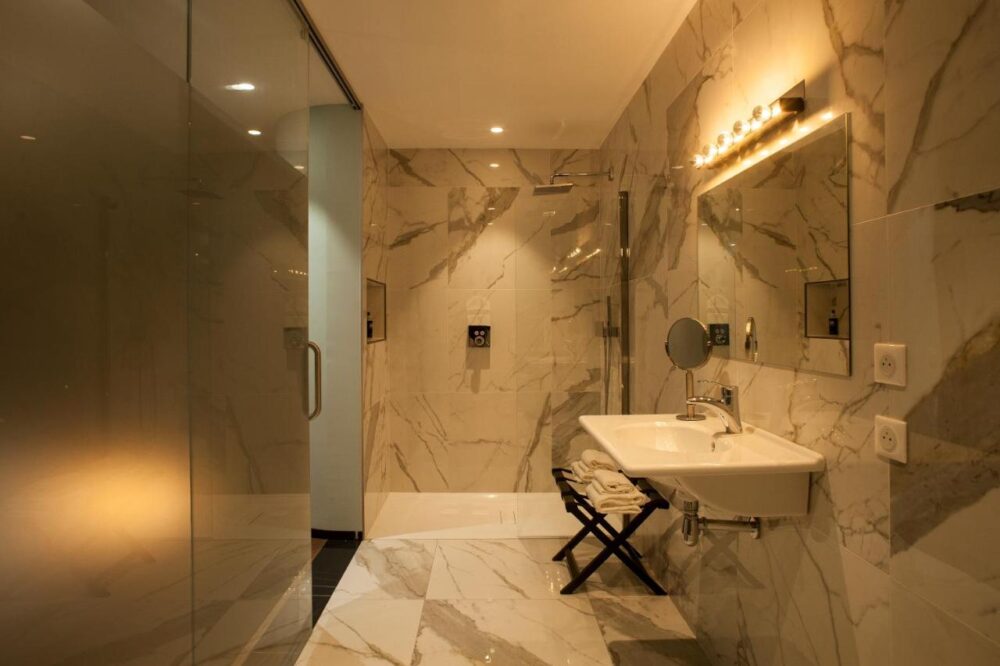 Salle de bain moderne avec carrelage en marbre.