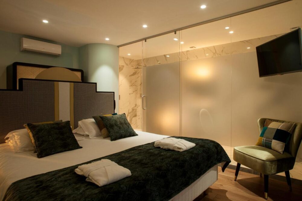 Chambre d'hôtel moderne avec lit double.