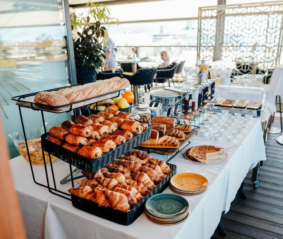 Buffet de petit-déjeuner avec viennoiseries et fruits.