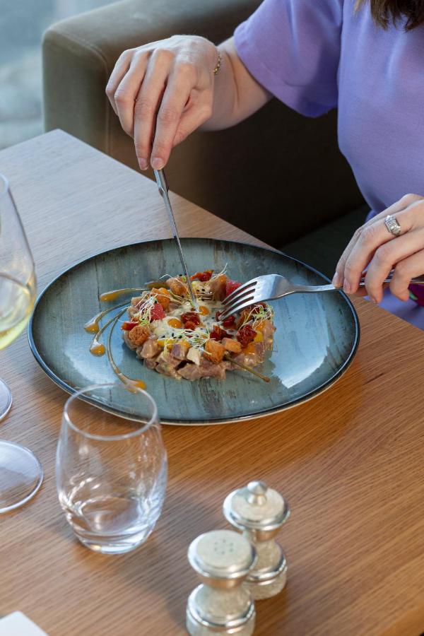 Personne mange une entrée raffinée au restaurant.