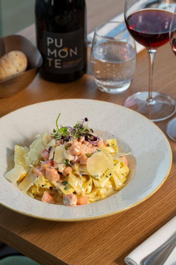 Tagliatelles au saumon avec vin rouge et pain.