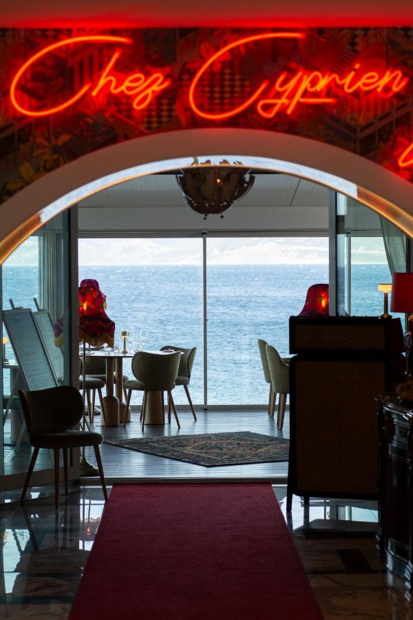 Restaurant avec vue sur mer.