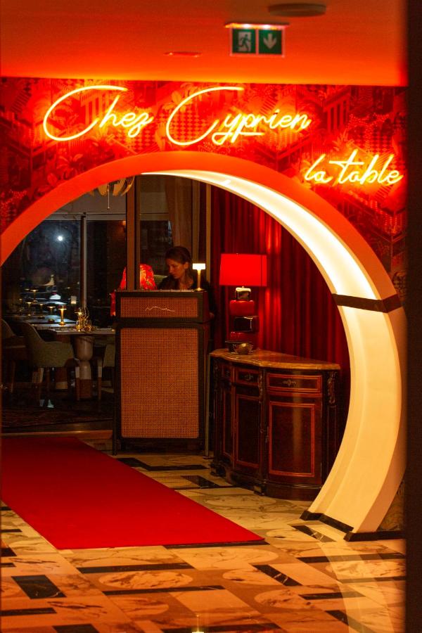 Entrée décorée avec enseigne lumineuse rouge.