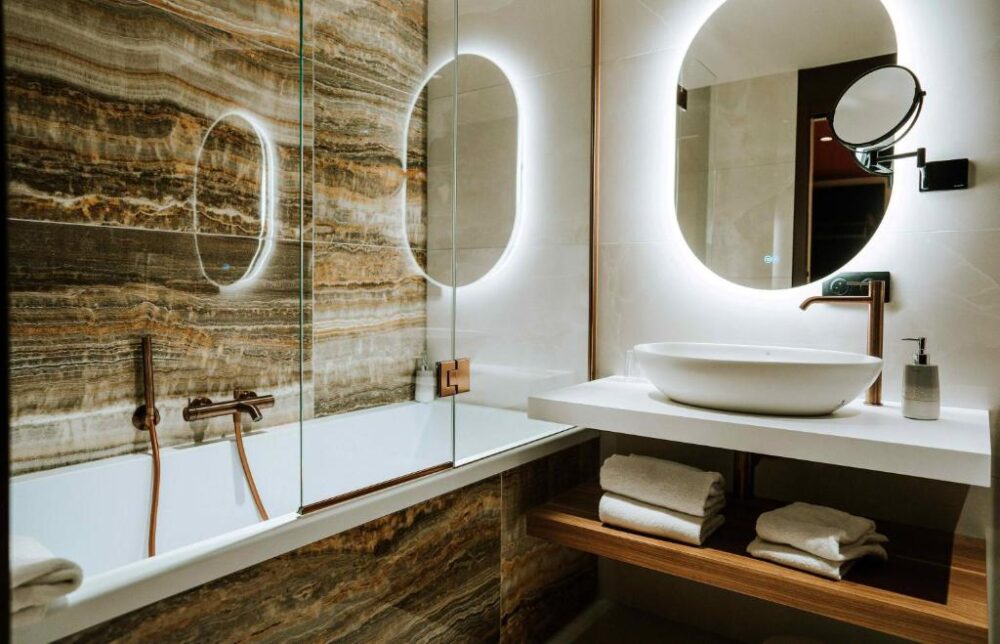 Salle de bain moderne avec baignoire et lavabo design