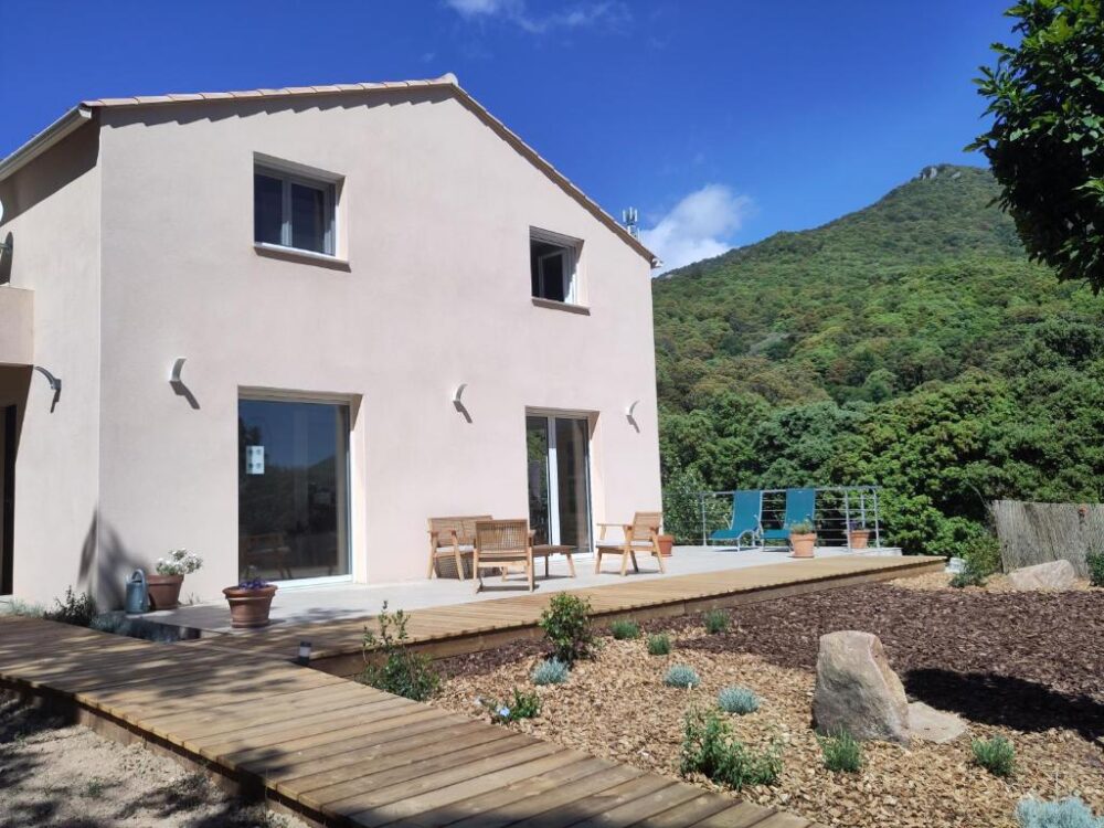 Maison moderne avec terrasse en montagne.