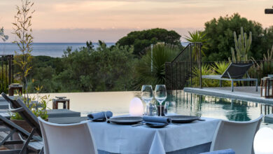 Table dressée près de la piscine au crépuscule.