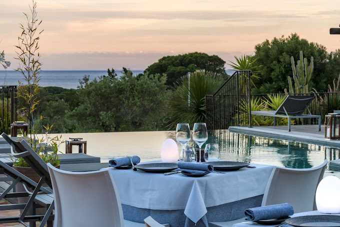 Table dressée près de la piscine au crépuscule.