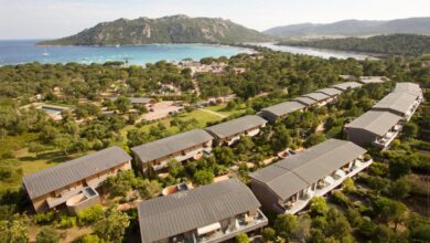 Complexe hôtelier en bord de mer avec vue montagne
